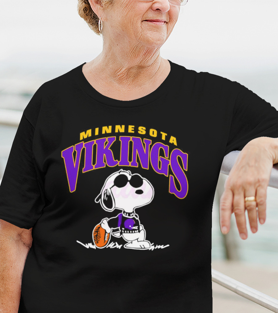 Snoopy Minnesota Vikings Football T-Shirt
