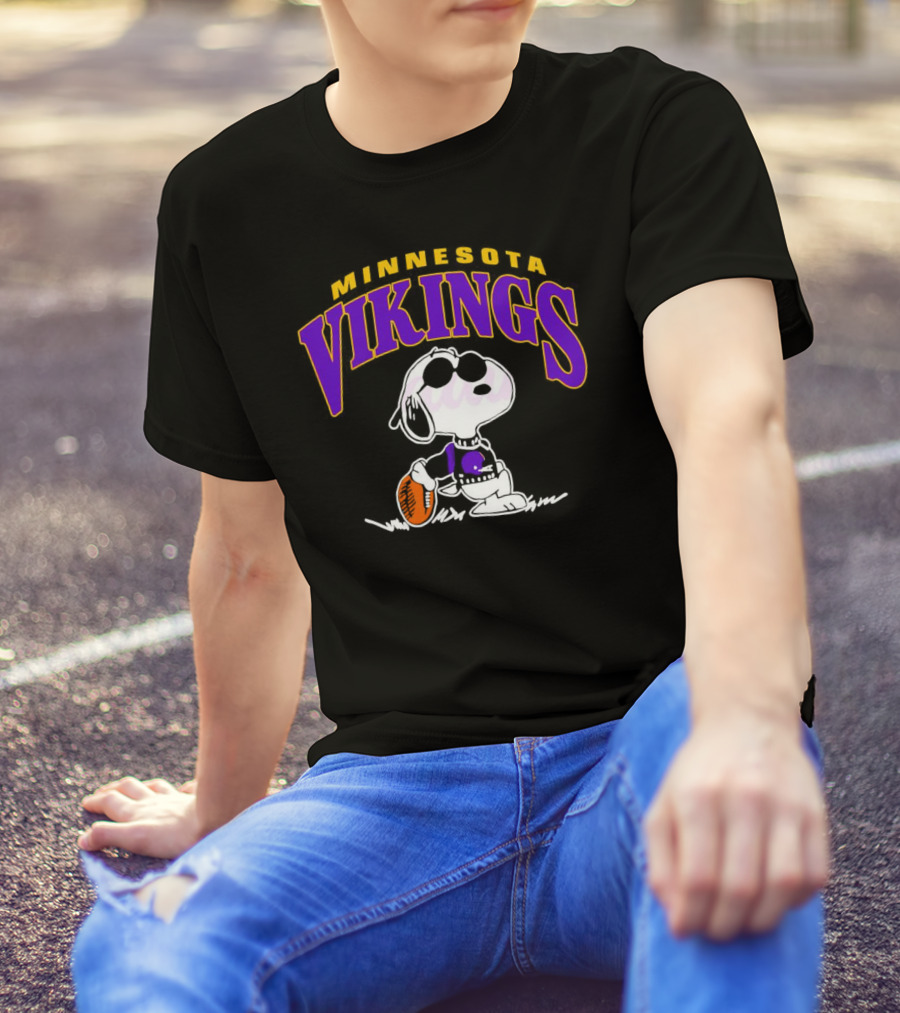 Snoopy Minnesota Vikings Football T-Shirt