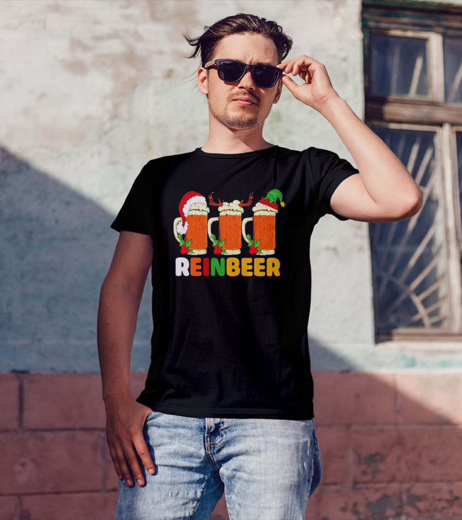 Reinbeer Merry Christmas Funny Beer Mugs With Santa And Elf Hats And Reindeer Antlers T-Shirt