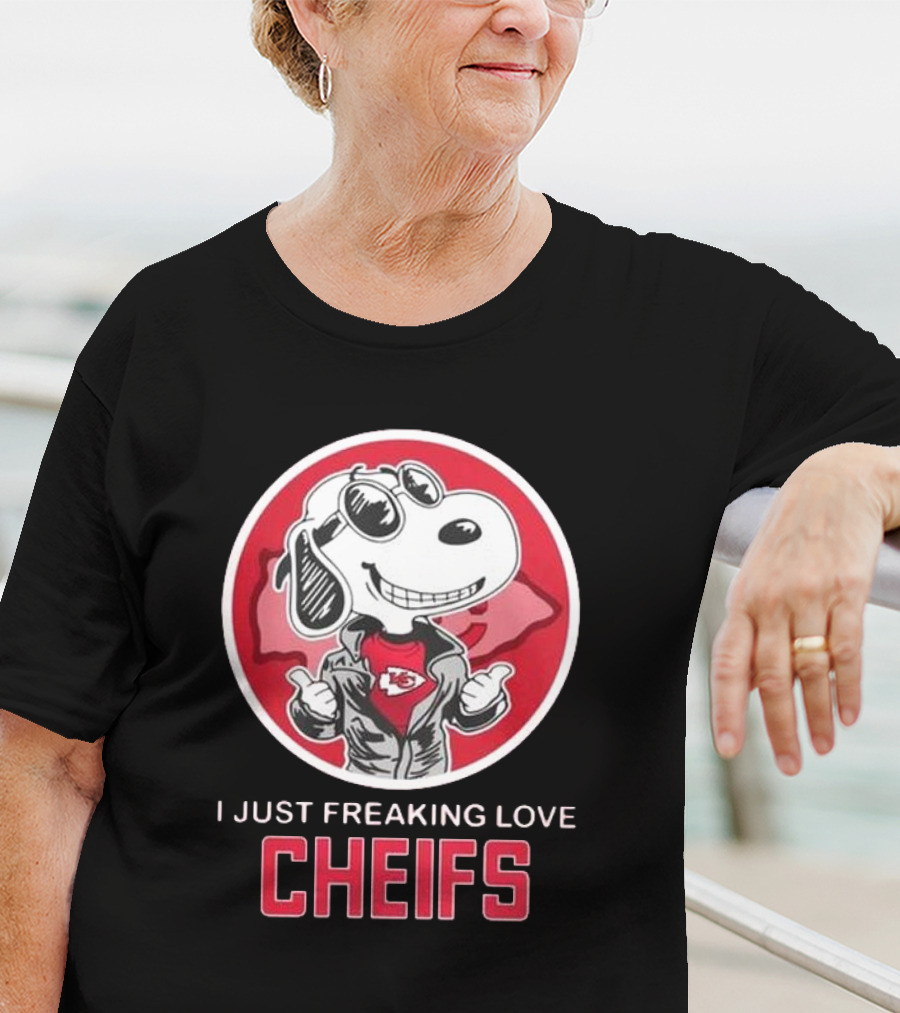Kansas City Chiefs Snoopy I Just Freaking Love Chiefs T-Shirt