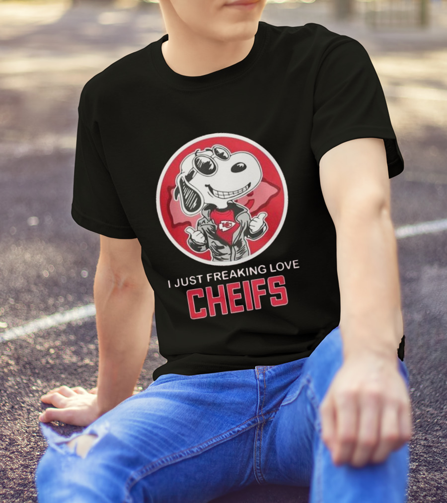 Kansas City Chiefs Snoopy I Just Freaking Love Chiefs T-Shirt