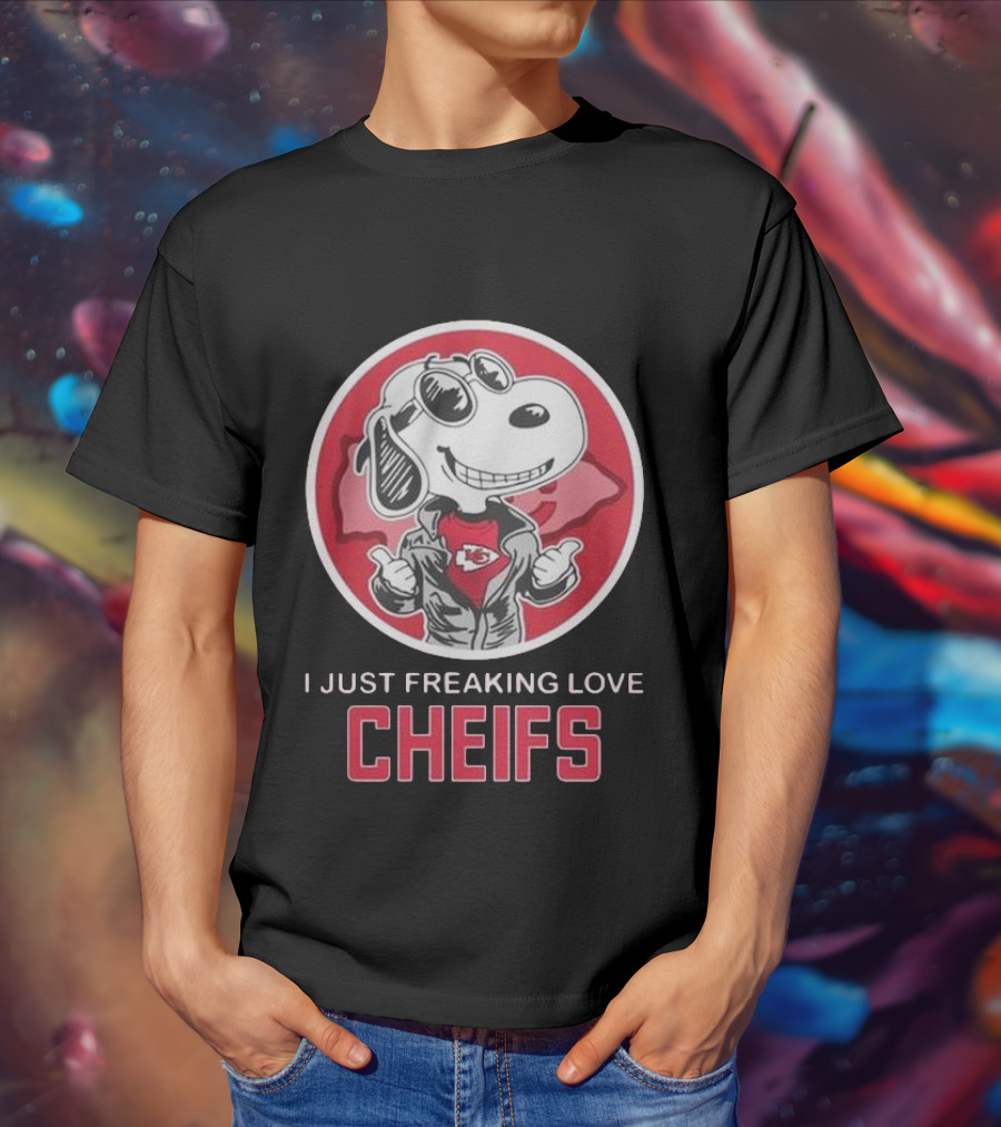 Kansas City Chiefs Snoopy I Just Freaking Love Chiefs T-Shirt