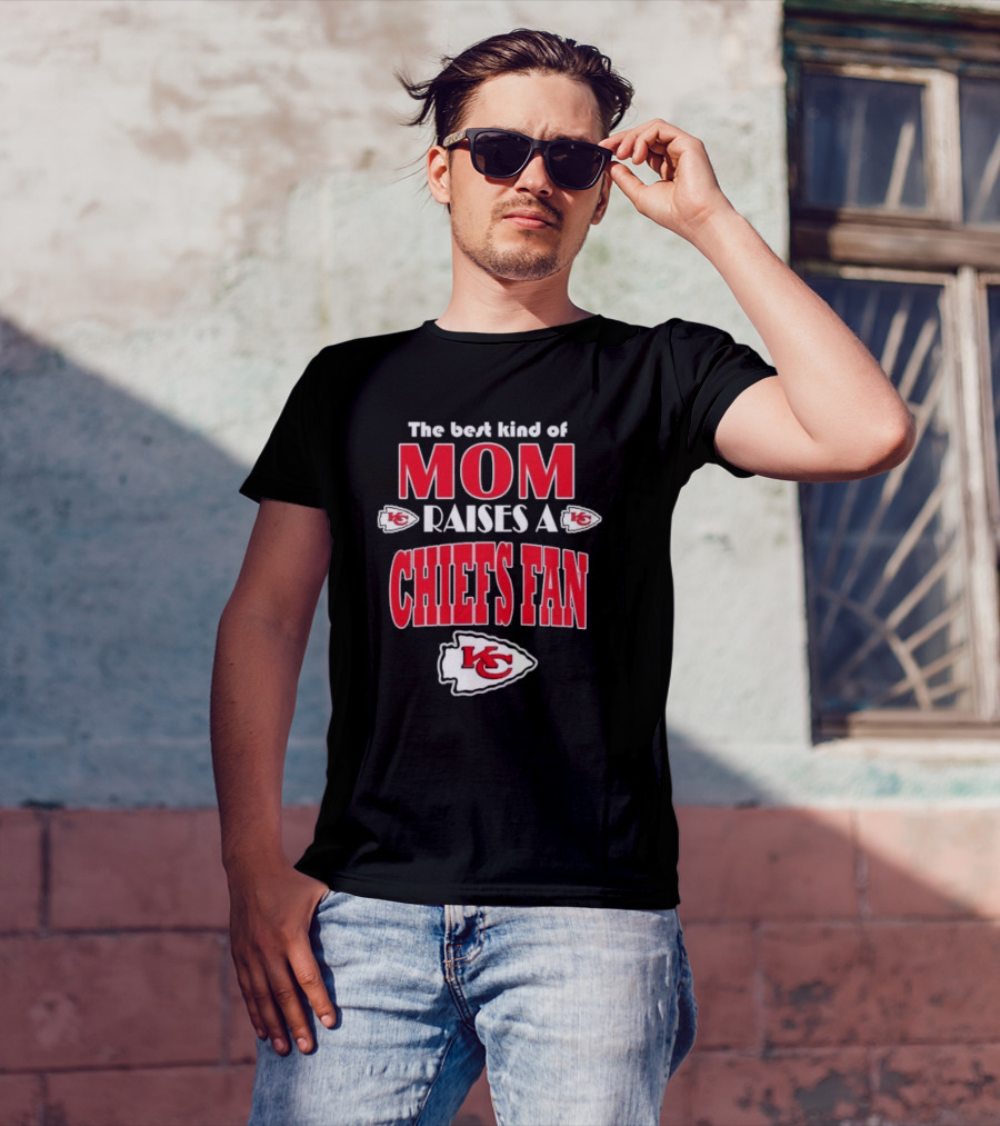 The Best Kind Of Mom Raises A Chiefs Fan Kansas City Chiefs T-Shirt
