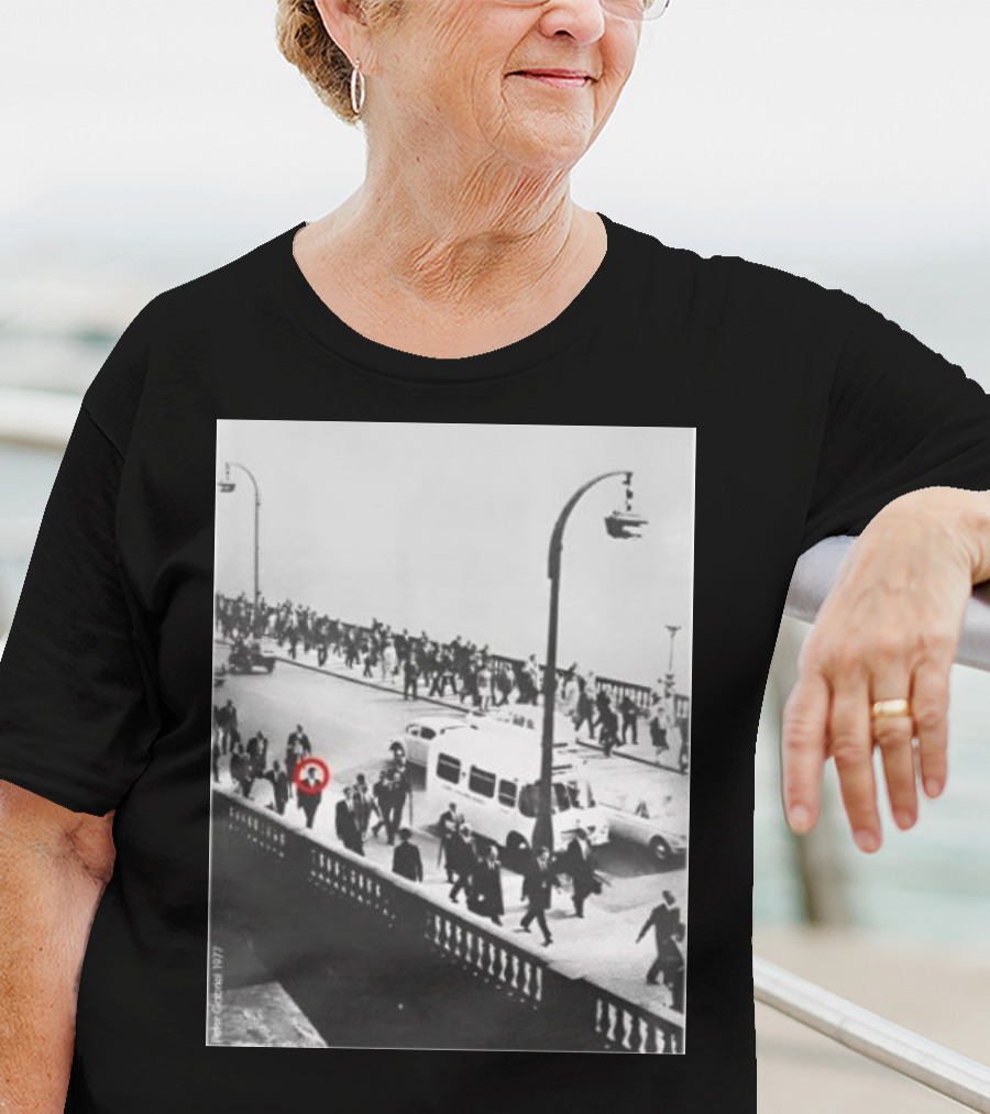 Peter Gabriel In 1977 Urban Crowd With Red Circle Highlight T-Shirt