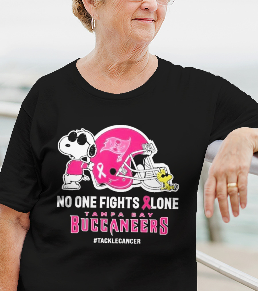 Snoopy And Woodstock No One Fights Alone Tampa Bay Buccaneers #Tacklecancer Pink Helmet T-Shirt