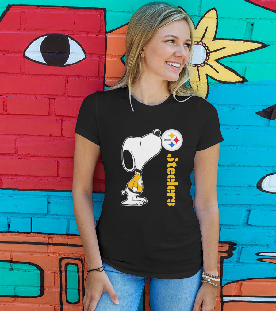 Snoopy Steelers Football Logo Kiss T-Shirt