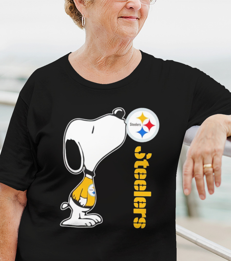 Snoopy Steelers Football Logo Kiss T-Shirt