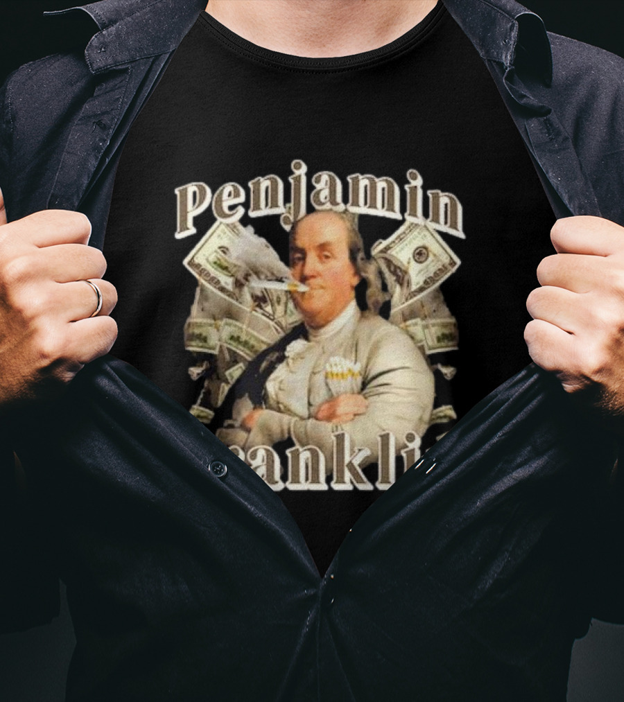 Penjamin Franklin Smoking Dollars Bills In Background T-Shirt