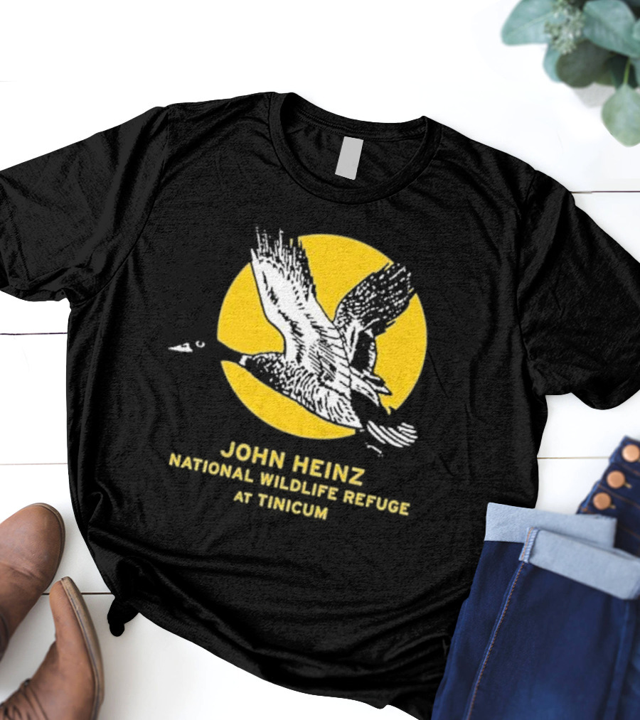 JOHN HEINZ NATIONAL WILDLIFE REFUGE AT TINICUM FLYING GOOSE SILHOUETTE WITH YELLOW SUN BACKGROUND T-Shirt
