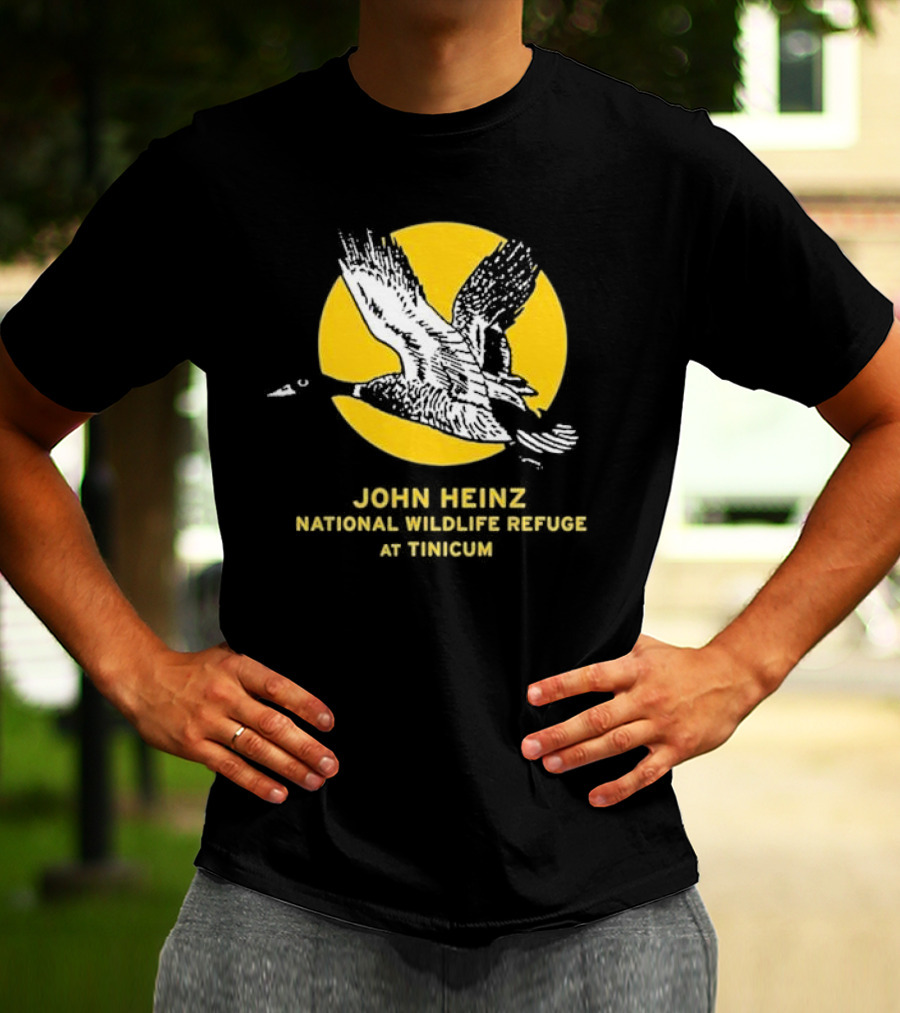 JOHN HEINZ NATIONAL WILDLIFE REFUGE AT TINICUM FLYING GOOSE SILHOUETTE WITH YELLOW SUN BACKGROUND T-Shirt
