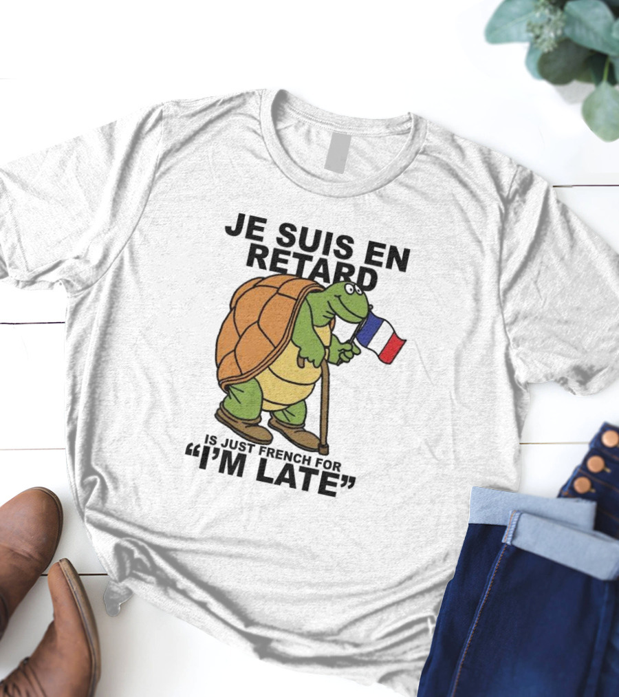 Je Suis En Retard Turtle Holding French Flag I’m Late T-Shirt