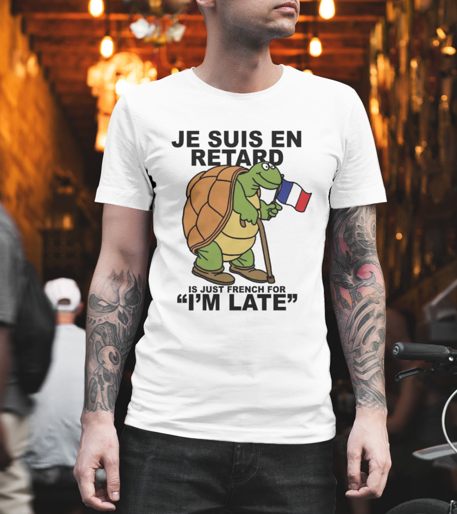 Je Suis En Retard Turtle Holding French Flag I’m Late T-Shirt