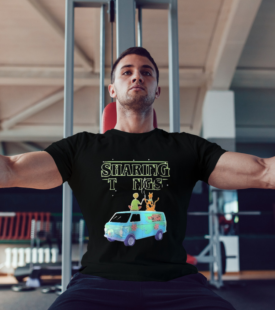Scooby Doo Sharing Tings With Mystery Machine T-Shirt
