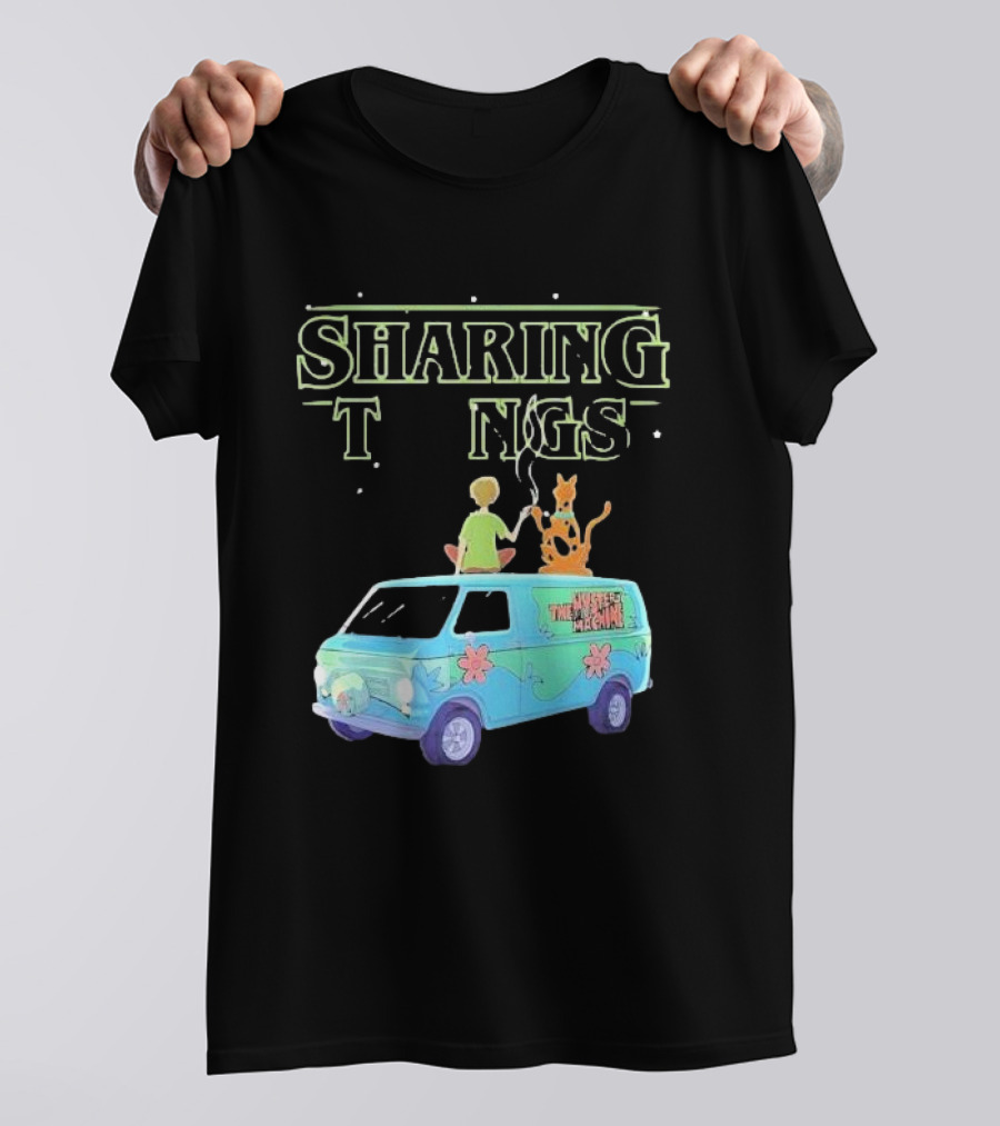 Scooby Doo Sharing Tings With Mystery Machine T-Shirt