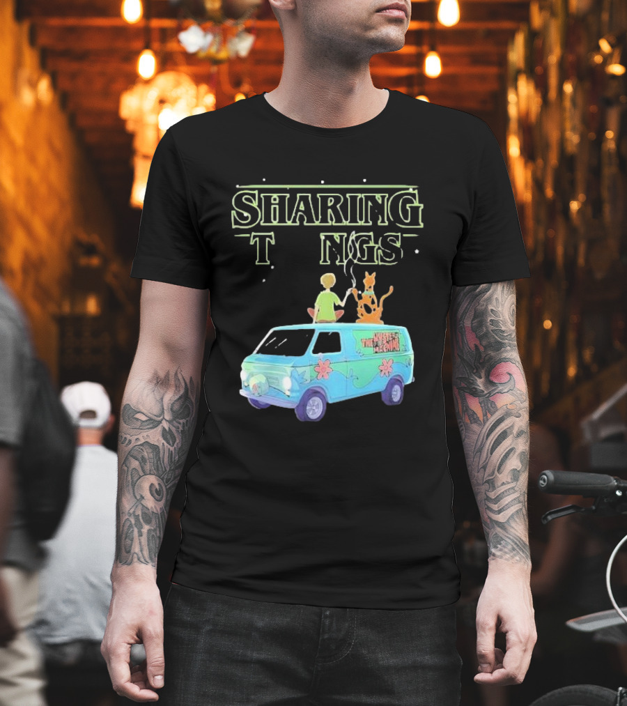 Scooby Doo Sharing Tings With Mystery Machine T-Shirt