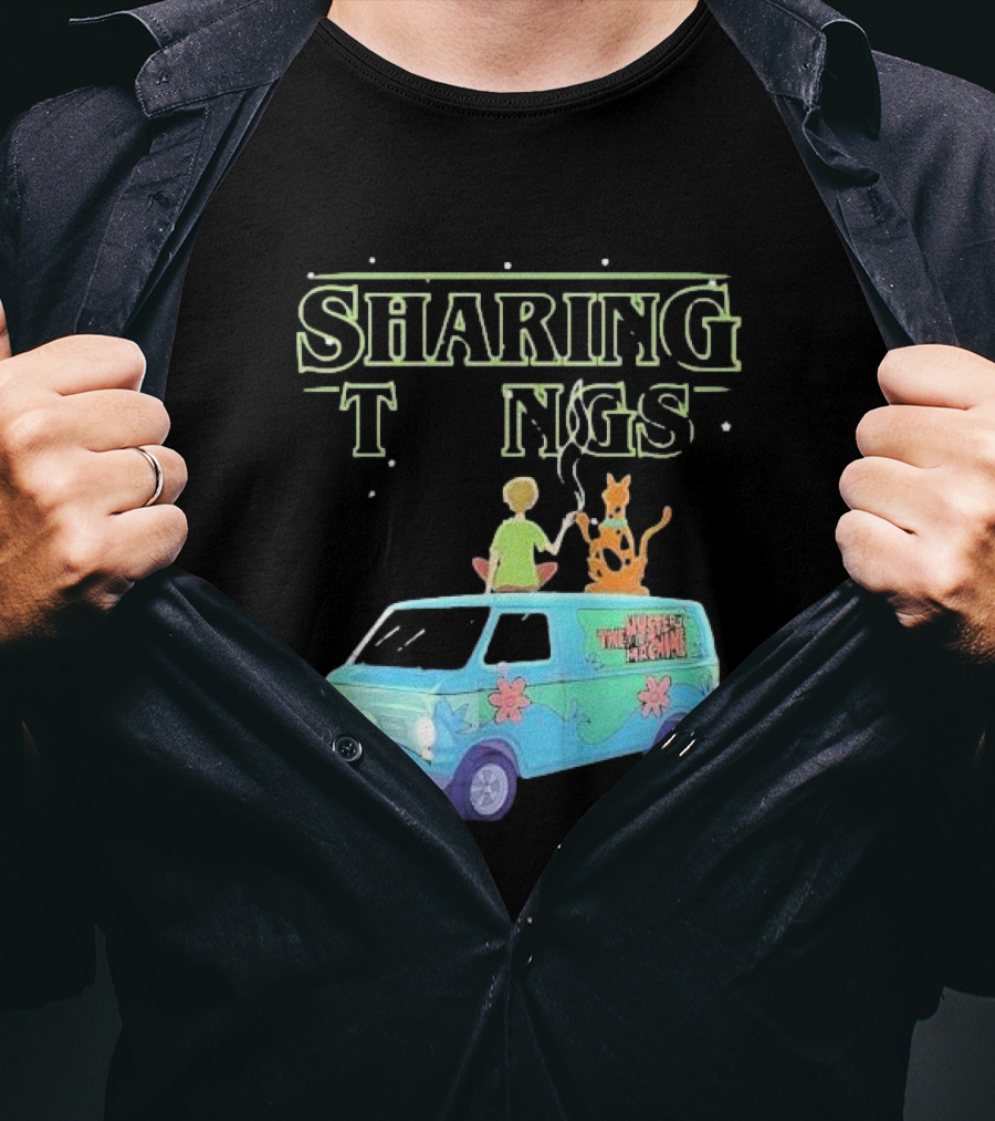 Scooby Doo Sharing Tings With Mystery Machine T-Shirt