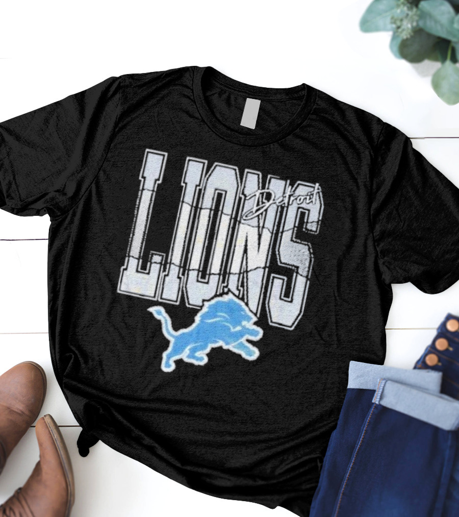 Detroit Lions Vintage Style Blue Lion Emblem On T-Shirt