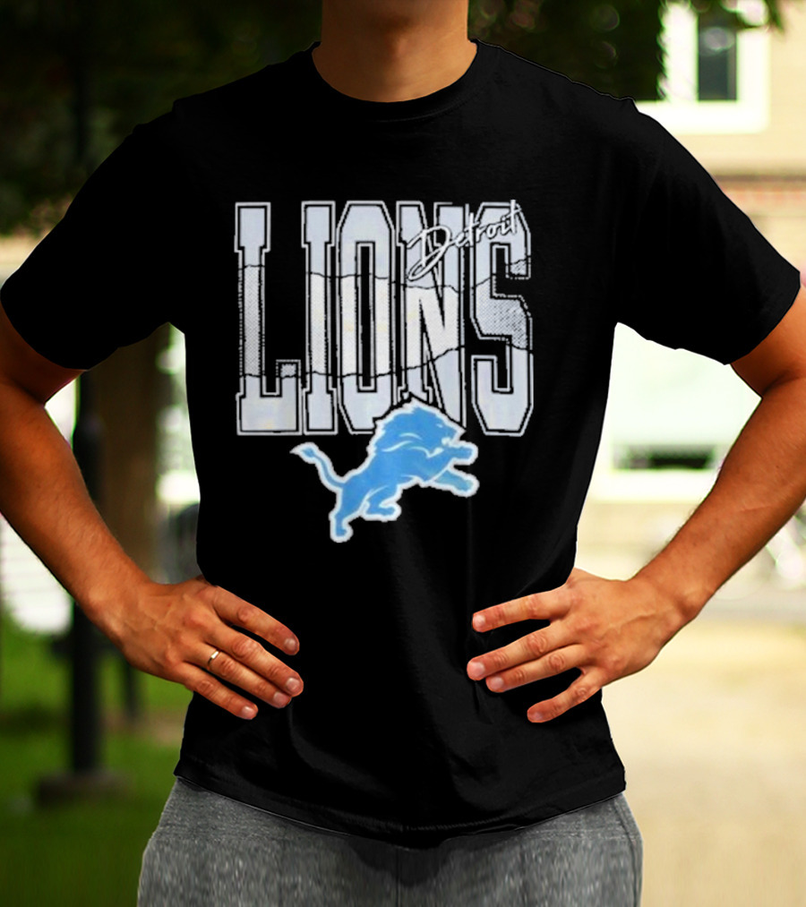 Detroit Lions Vintage Style Blue Lion Emblem On T-Shirt
