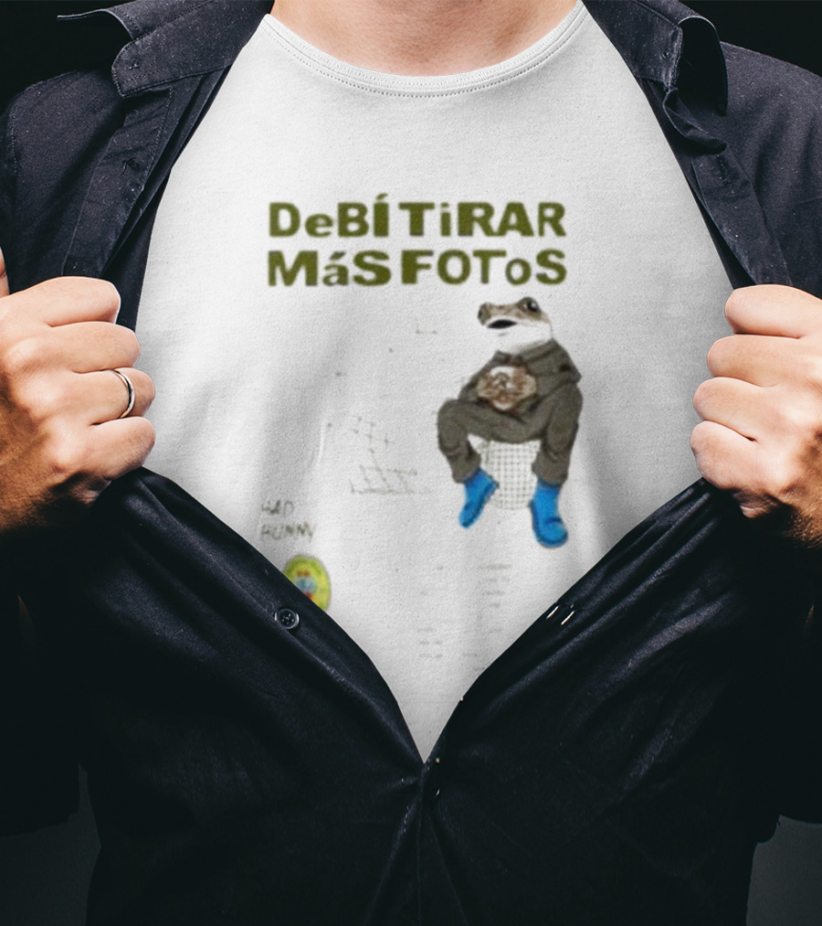 DeBI TiRAR MaS FOToS Bad Bunny 2025 Frog Sitting Blue Boots T-Shirt