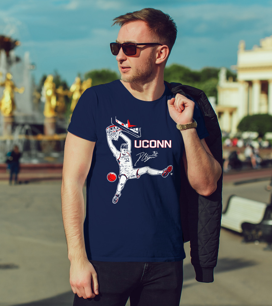 UConn Basketball Donovan Clingan Slam Dunk Signature 32 T-Shirt